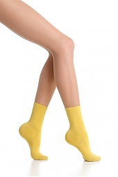 Несносная голенькая бейби в желтых носочках